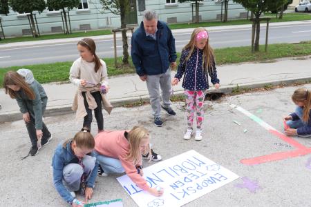 ETM NA PARKIRIŠČU V CENTRU CERKNICE 05 FOTO LJUBO VUKELIČ